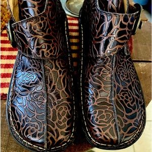 Algeria leather upper Ankle Booties. Approx 1 inch heal height. Great condition